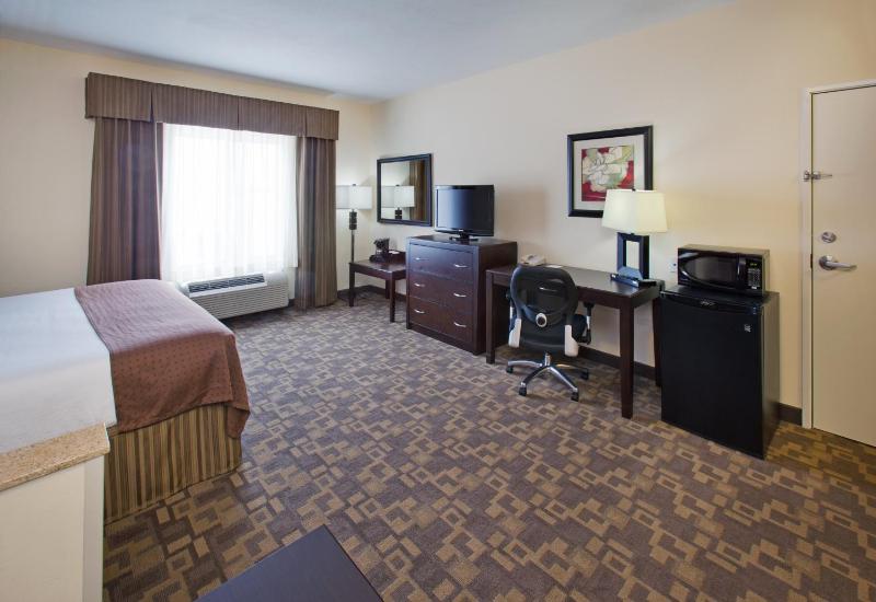 Standard King Room image 4