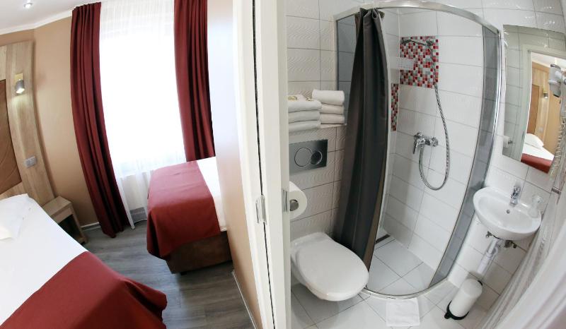 Standard Triple Room image 4