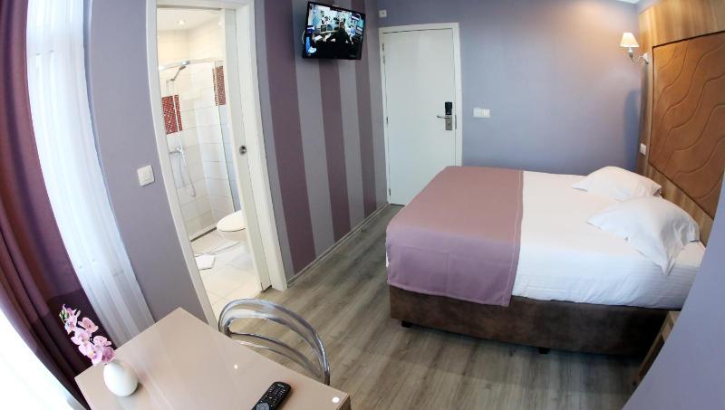 Standard Double Room image 3