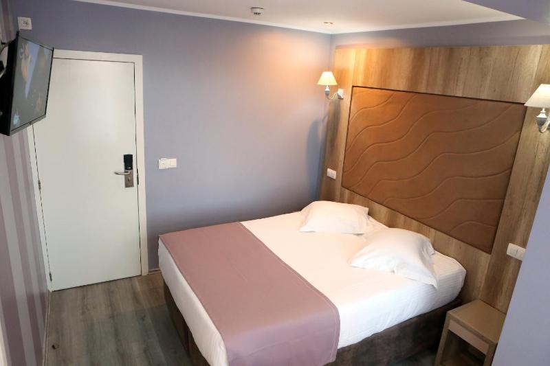 Standard Double Room image 4