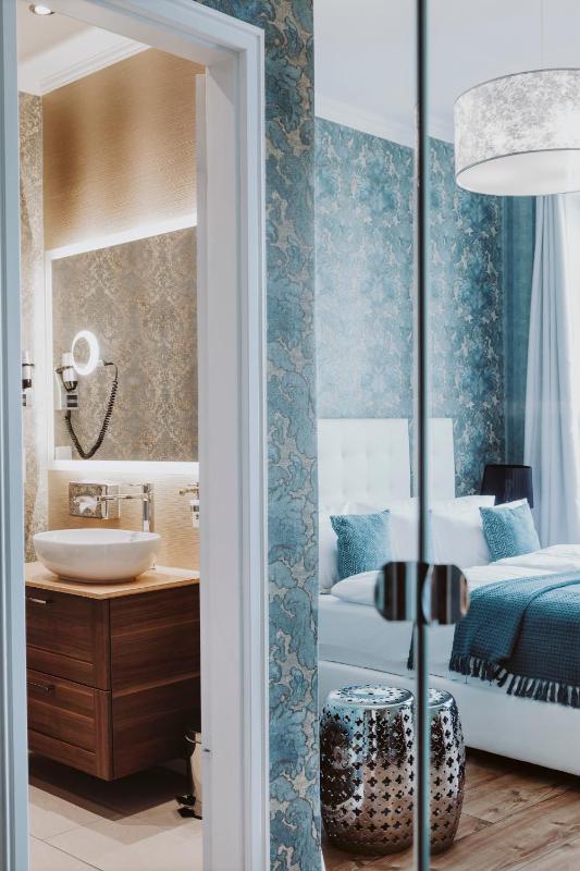 Classic Double Room image 4