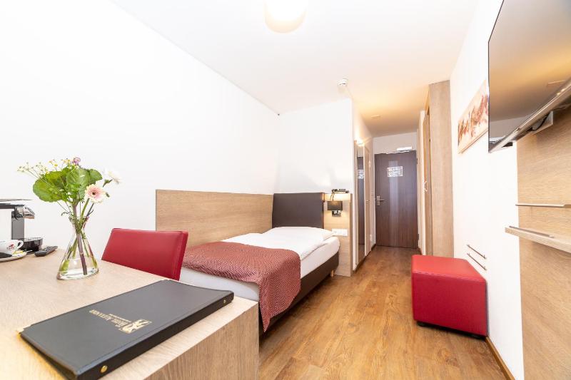 Modern Single Room image 4