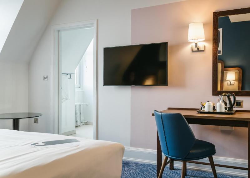 Standard Double Room image 3