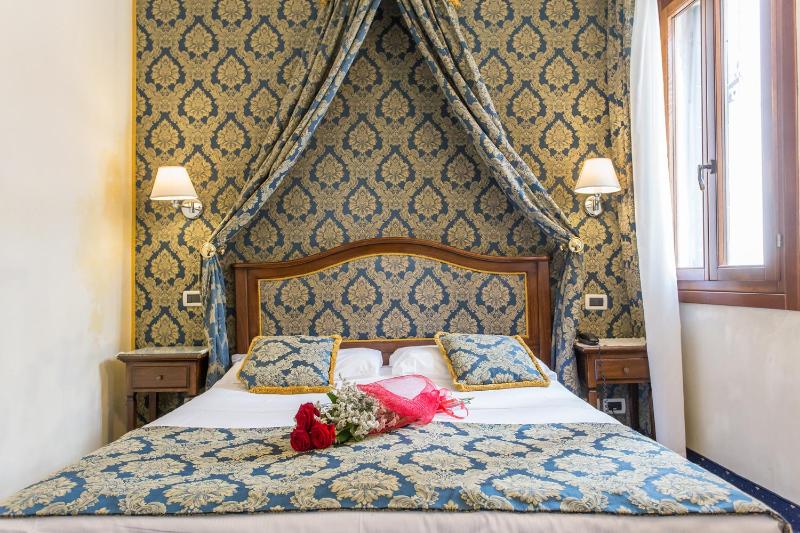 Superior Double Room with Canal View image 3