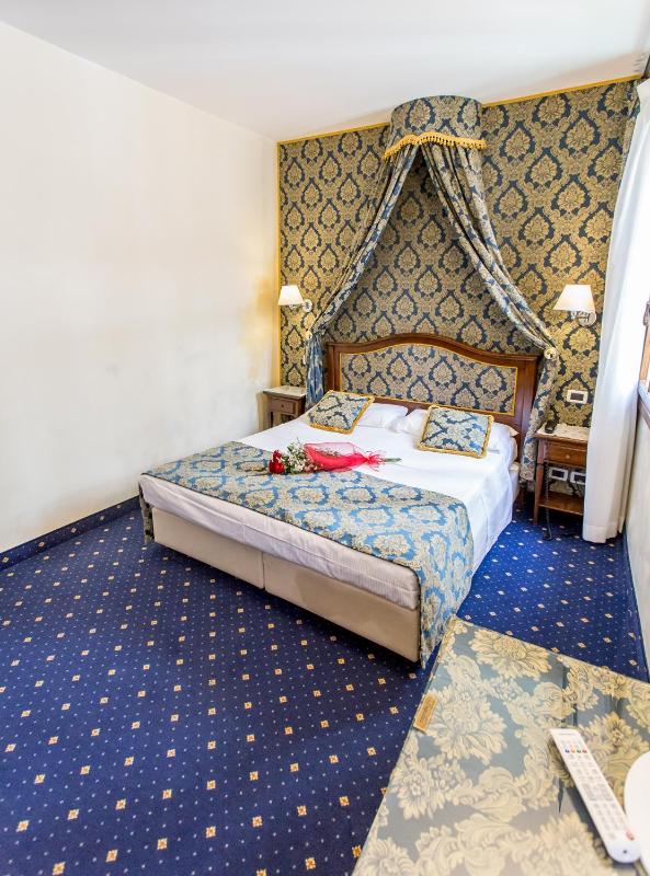 Superior Double Room with Canal View image 4