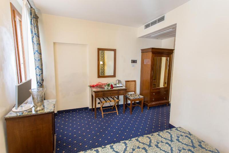 Quadruple Room with Canal View image 3