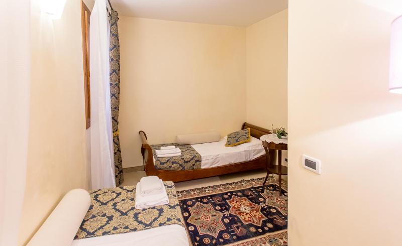 Quadruple Room with Canal View image 4