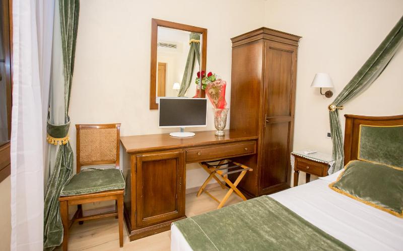 Double Room image 3