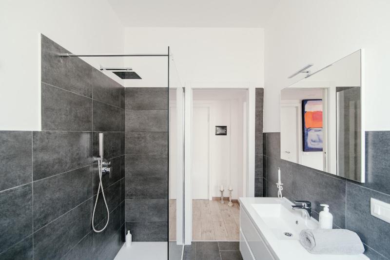 Mark's Gallery Apartment by MyHomeInComo - image 3