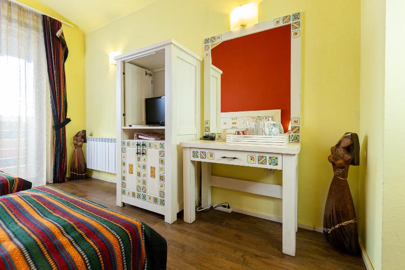 Twin Room image 2