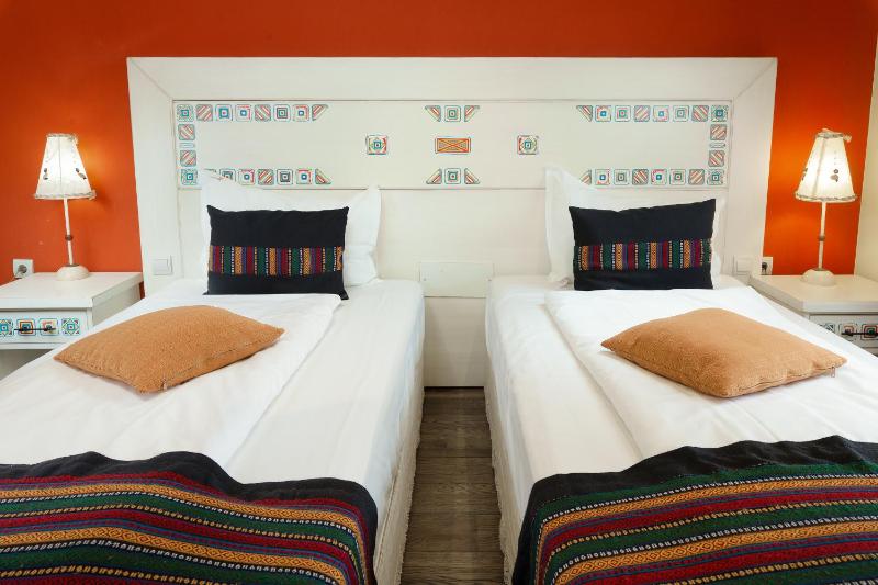 Twin Room image 4