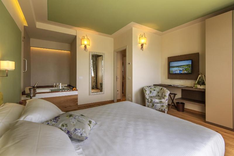 Suite with Hot Tub image 4