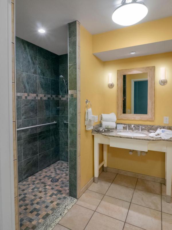Queen Room with Two Queen Beds - Disability Access image 4