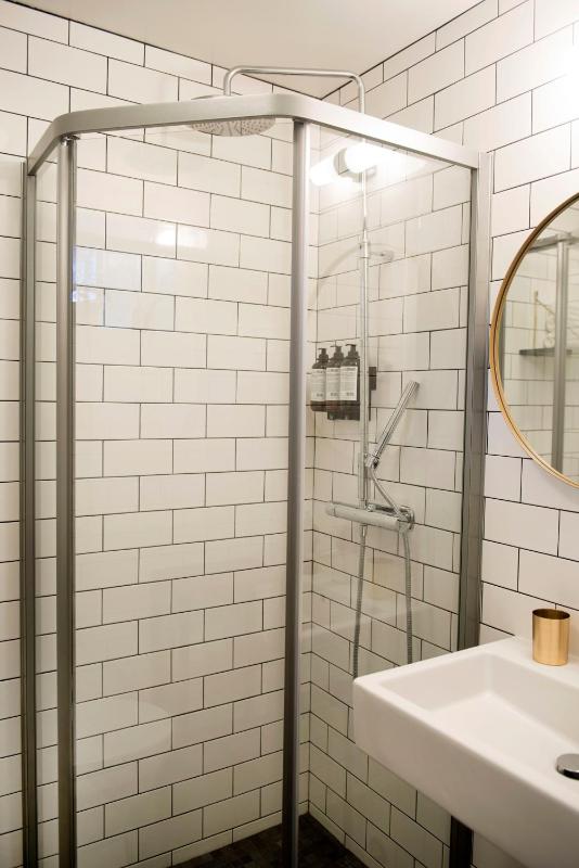 Twin or Double Room image 4