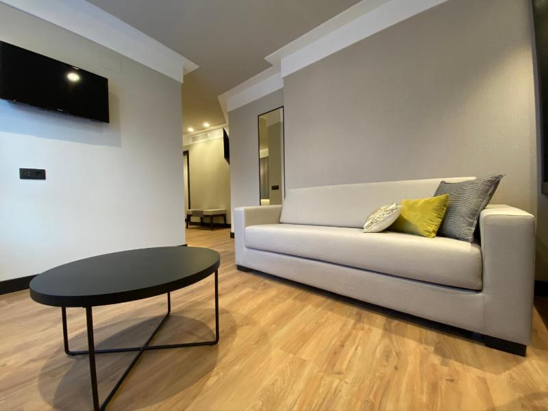 Junior Suite with Pool View image 3