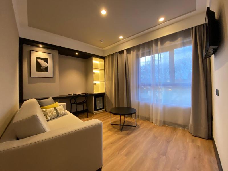 Junior Suite with Pool View image 2