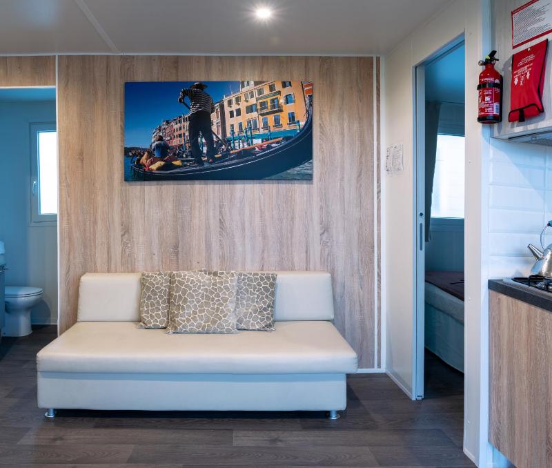Three-Bedroom Mobile Home with 2 Bathrooms image 2