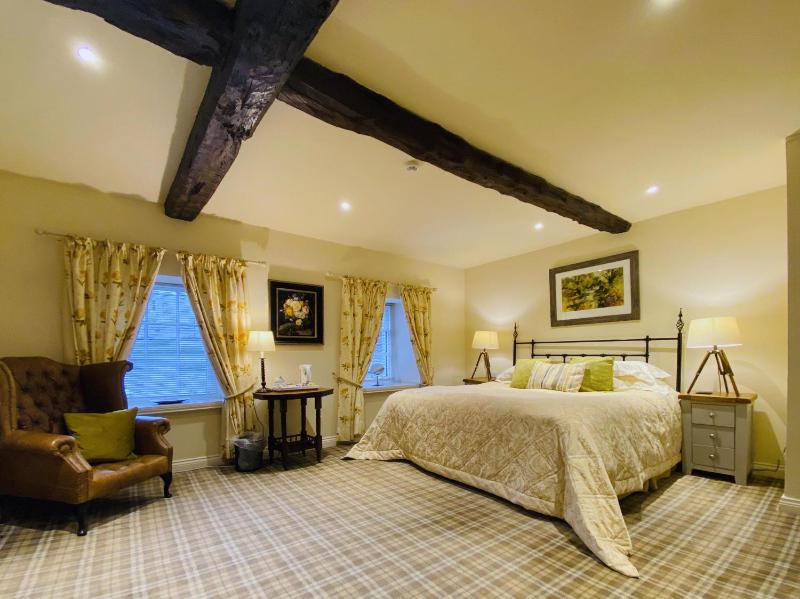 Superior King Room image 4