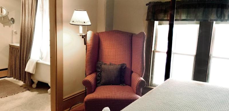 Queen Room with Garden View image 4