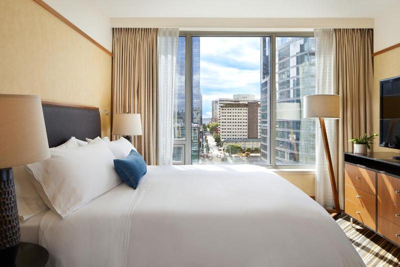 Premium King Room with Space Needle View image 3