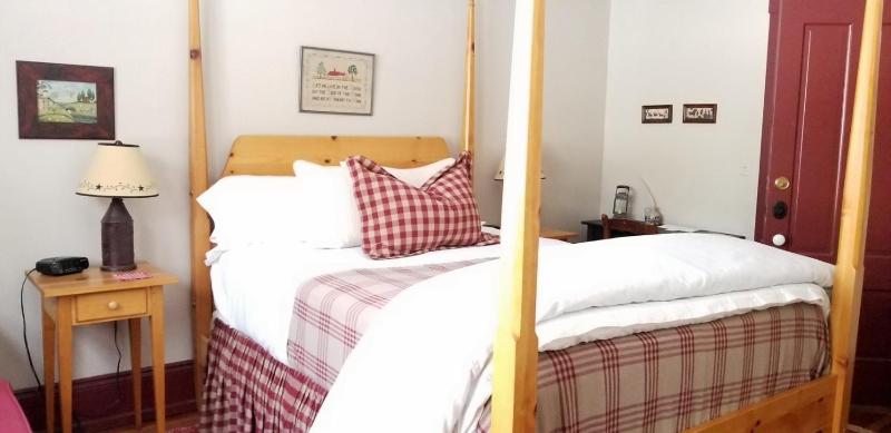 Deluxe Double Room with Bath image 3