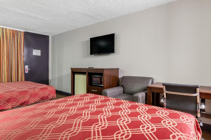 Queen Room with Two Queen Beds - Non-Smoking image 2
