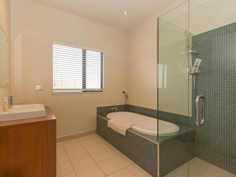 Modern Lake Haven - Wanaka Holiday Home - image 18