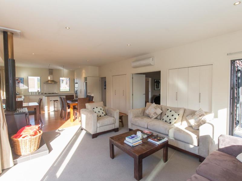 Modern Lake Haven - Wanaka Holiday Home - image 2