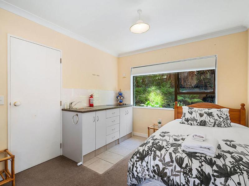 Acacia Bay Getaway - Lake Taupo Holiday Home - image 5