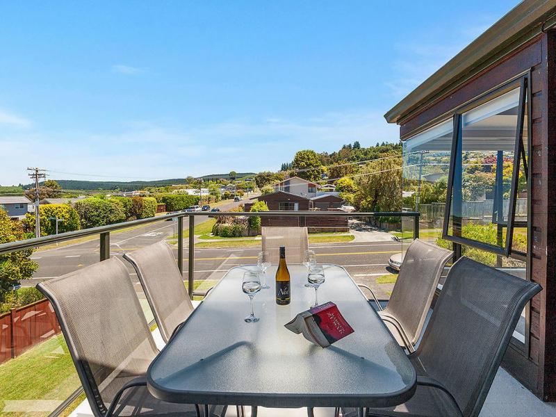 Acacia Bay Getaway - Lake Taupo Holiday Home - image 4