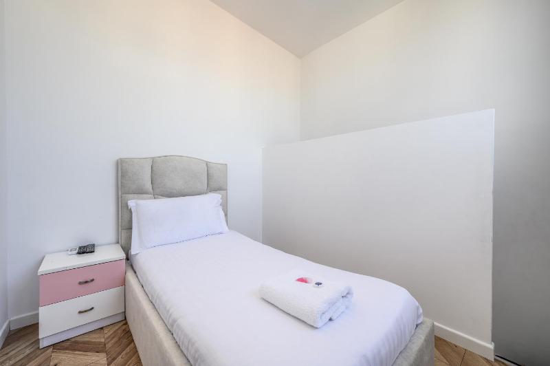 Miku Apartments-LUXURY City View at Wilson Square - image 10