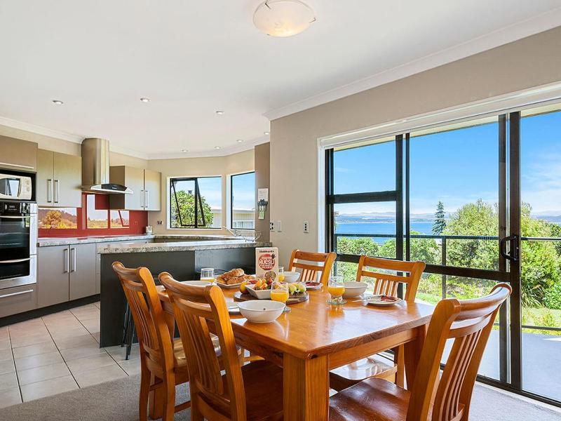 Acacia Bay Getaway - Lake Taupo Holiday Home - image 14