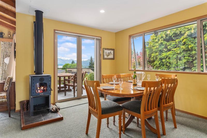 Retro Ski Lodge - Wanaka Holiday Home - image 18