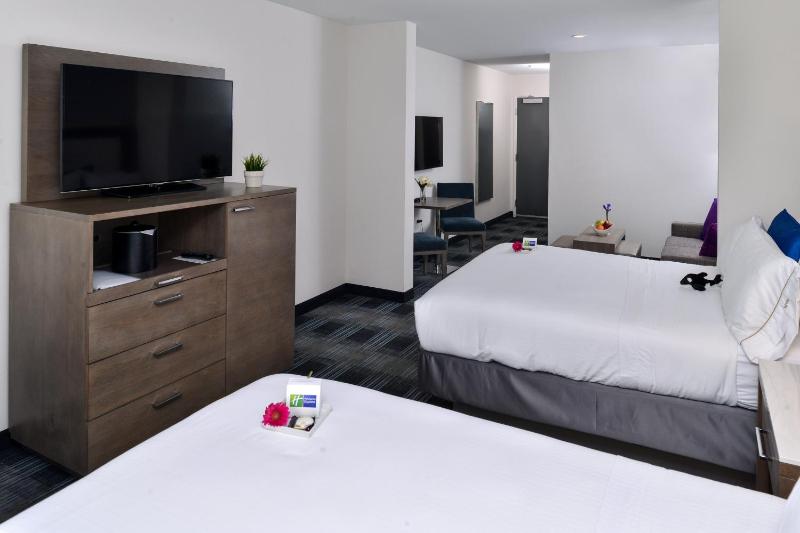 Queen Suite with Two Queen Beds image 2