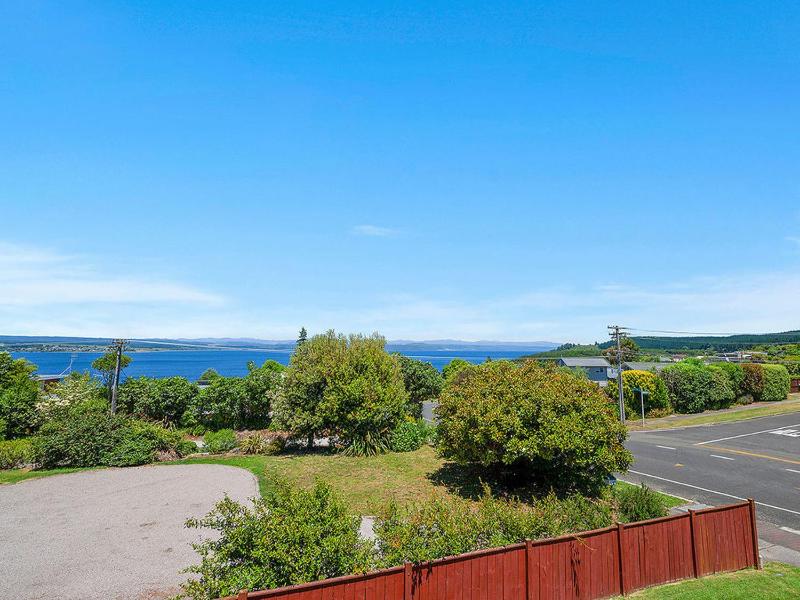 Acacia Bay Getaway - Lake Taupo Holiday Home - image 10
