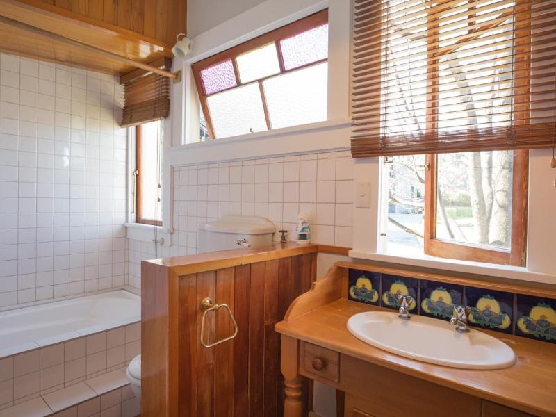 McAlister House - Queenstown Holiday Home - image 11