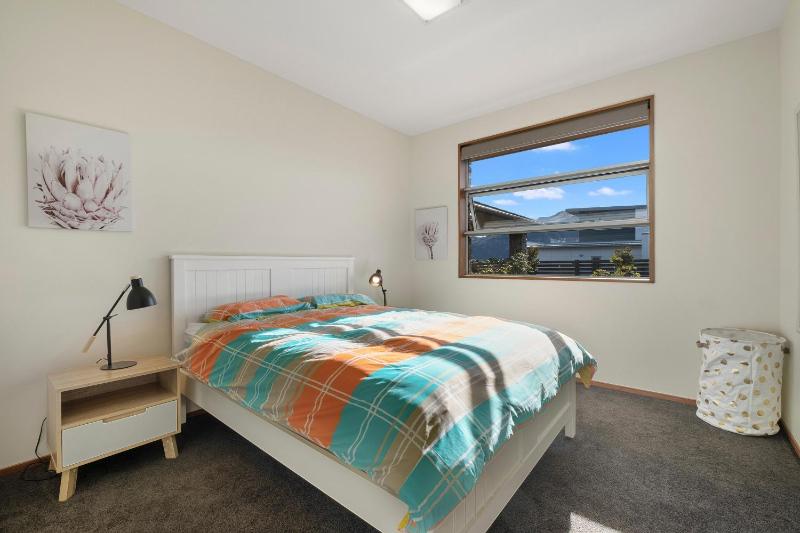 Infinity Views - Modern Wanaka Holiday Home - image 7