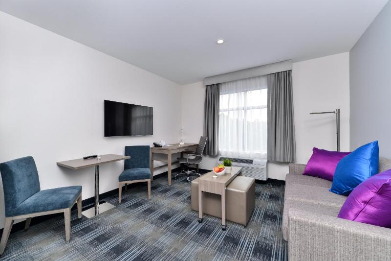 Queen Suite with Two Queen Beds image 3