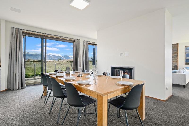 Infinity Views - Modern Wanaka Holiday Home - image 9