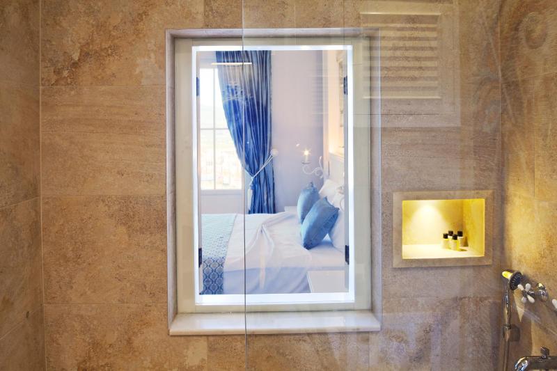 Deluxe Room image 2