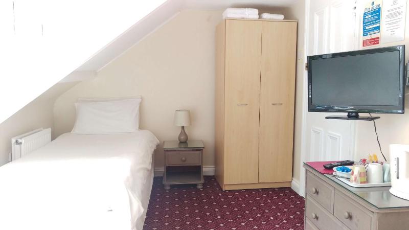 Triple Room with Shared Bathroom image 3