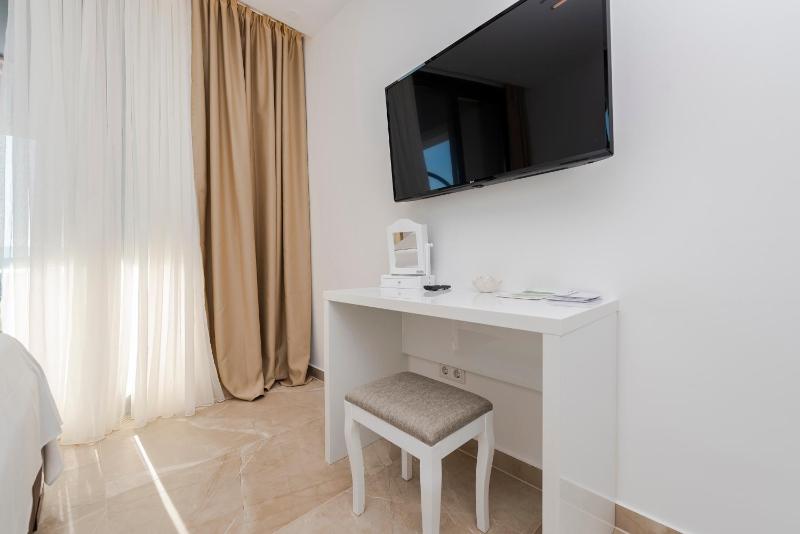 One-Bedroom Apartment image 2