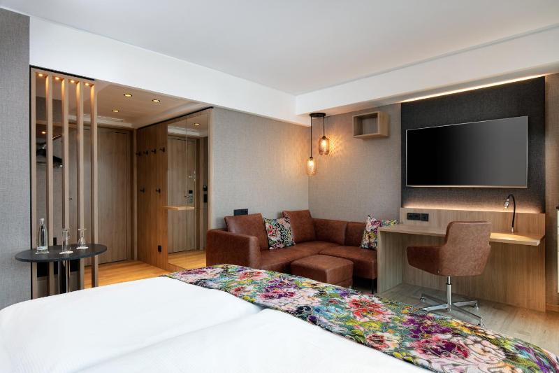 Premium King Room image 2