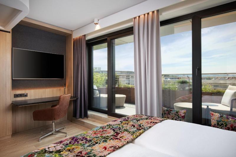 Premium King Room with Balcony image 2
