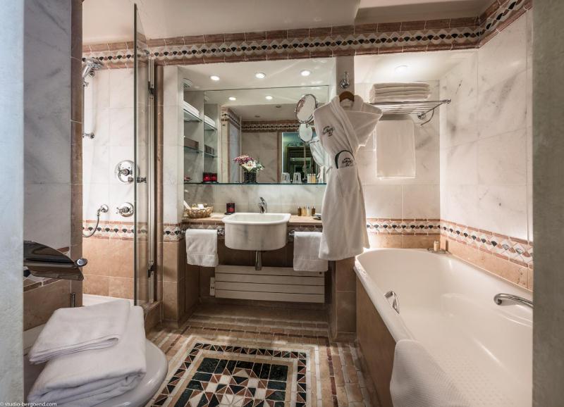 Classic Double Room with view and balcony image 2