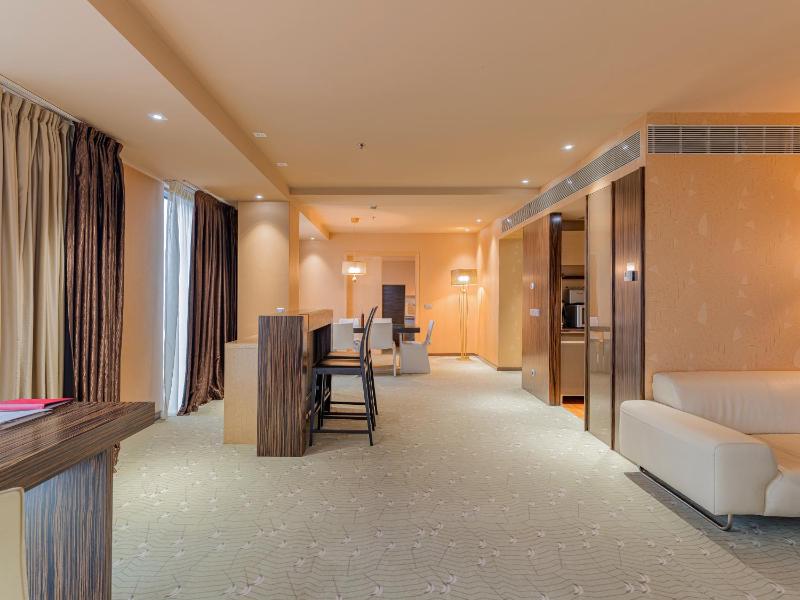 Presidential King Suite - Non-Smoking image 3