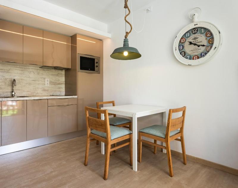 One-Bedroom Apartment image 4
