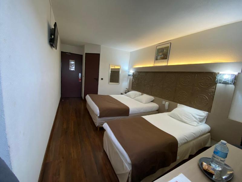 Twin Room image 4
