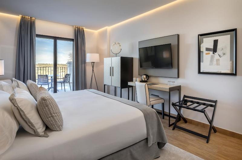 Deluxe Double Room with Terrace - mountain view (2 adults) image 4