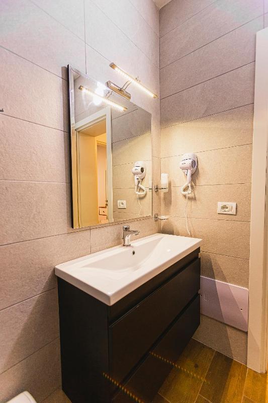 Twin Room image 4